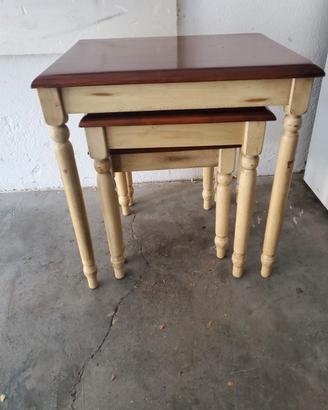 Tris di tavolini impilabili in legno