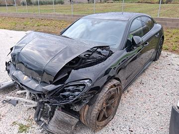 PORSCHE PANAMERA INCIDENTATA 
