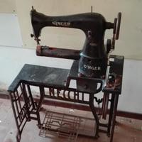 Macchina da cucire Singer su telaio ghisa Necchi