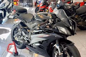 YAMAHA YZF R6 TOTAL BLACK SCARICO COMPLETO FINANZI