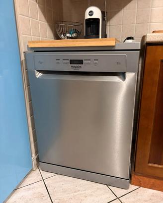 Lavastoviglie a libera installazione Hotpoint