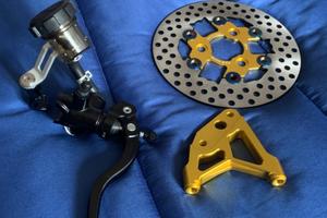 Pompa freno disco e staffa sposta pinza