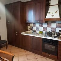 Cucina con elettrodomestici