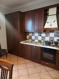 Cucina con elettrodomestici