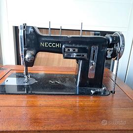 Macchina da cucire Necchi con mobile in legno