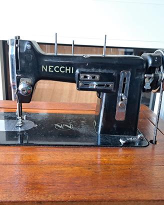 Macchina da cucire Necchi con mobile in legno