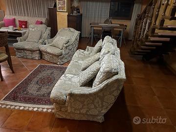divani in stoffa damascata con 2 poltrone