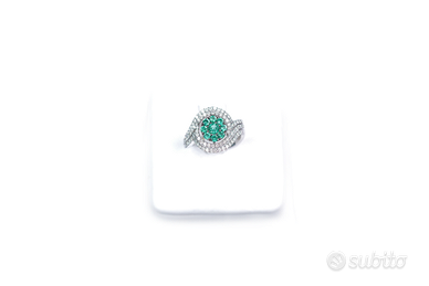 Anello in oro con smeraldi e diamanti