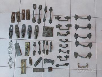 Modanature ed accessori antichi per mobili e porte