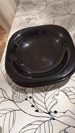 servizio di piatti neri