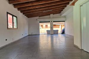 Ampio locale - ingresso paese