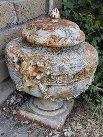 Urna in ghisa, vaso Medici da giardino