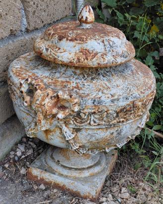 Urna in ghisa, vaso Medici da giardino