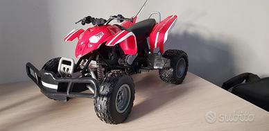 Quad giocattolo rosso radiocomandato.