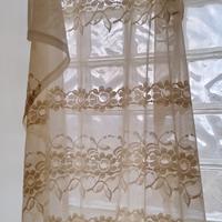 Tenda antica velata colore beige con ricamo fiori