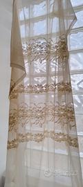 Tenda antica velata colore beige con ricamo fiori