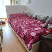 Letto singolo bianco con testiera e cassettoni