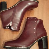 Stivaletti ankle boots bordeaux con borchie