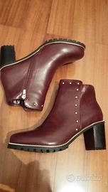 Stivaletti ankle boots bordeaux con borchie