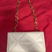 Borsa a tracolla bianca trapuntata con catena oro