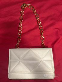 Borsa a tracolla bianca trapuntata con catena oro