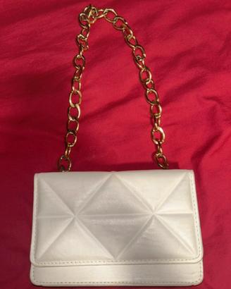 Borsa a tracolla bianca trapuntata con catena oro