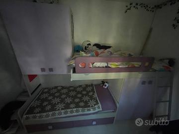 Letto a castello con armadi integrati e cassettoni