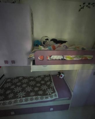 Letto a castello con armadi integrati e cassettoni