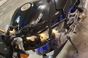 Ducati Monster 620 del 2004 Carbonio incidentata
