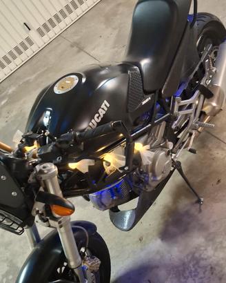 Ducati Monster 620 del 2004 Carbonio incidentata