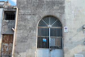Ampio Locale con Giardino Retrostante
