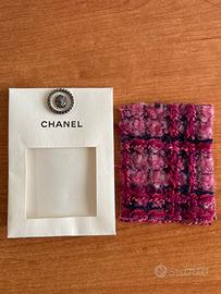 bottone originale Chanel con campione in tessuto