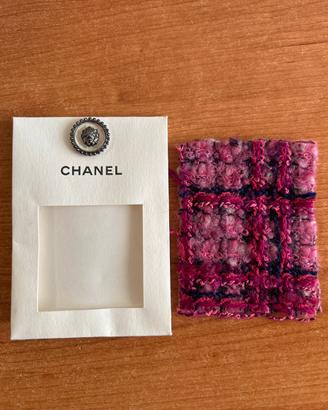 bottone originale Chanel con campione in tessuto