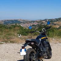 Ducati Scrambler 400 - Sixty2 nera e gialla