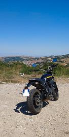 Ducati Scrambler 400 - Sixty2 nera e gialla