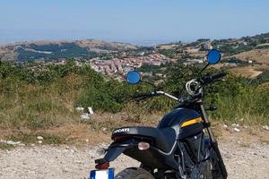 Ducati Scrambler 400 - Sixty2 nera e gialla