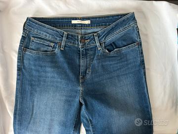 Pantaloni levis 712