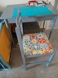 Tavolino scrittoio e sedia