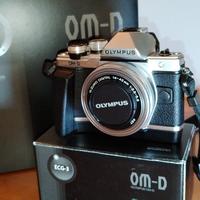 Olympus em-10 Mark II silver con 14-42 Ez e grip