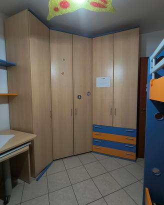 Cameretta con cabina armadio e letto a castello