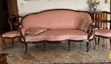 Divano stile Inglese corredato da tre sedie stesso