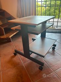 Tavolino tv regolabile in altezza con rotelle