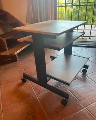 Tavolino tv regolabile in altezza con rotelle