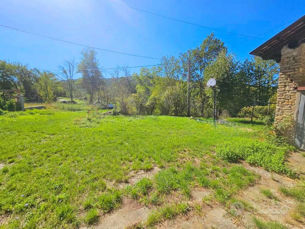 Rustico / Casale di 150 m² con più di 5 locali a B - Altro