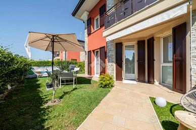VILLA A SCHIERA A BAGNOLO IN PIANO