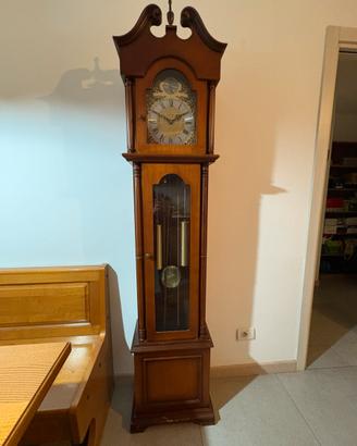 Orologio a pendolo a colonna