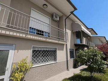 Villa di 150 m² con 5 locali e box auto a Lucca