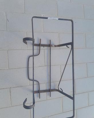 Portavasi da balcone in ferro.