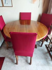Tavolo in legno con sedie