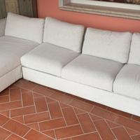 Divano 4 posti con chaise longue e scomparto